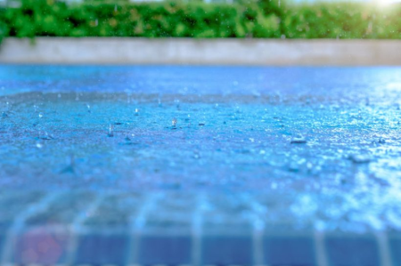 Que fer amb la meva piscina quan plou?